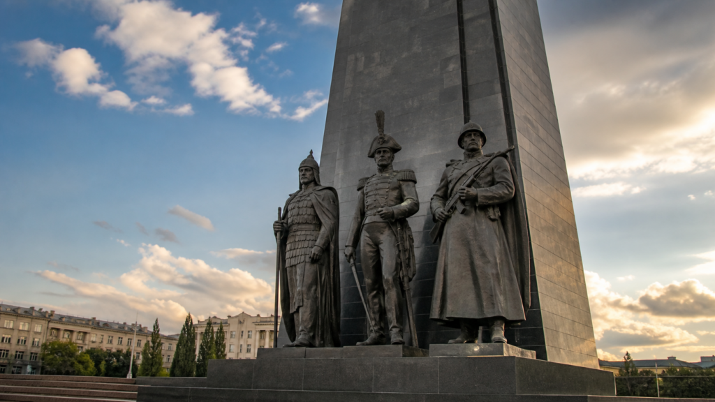 Памятник воинам, защитникам и освободителям Смоленска: три эпохи в одном монументе
