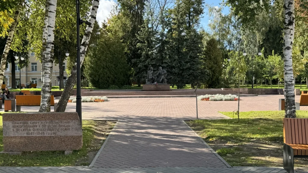 Памятник Александру Твардовскому и Василию Тёркину — фотография 2
