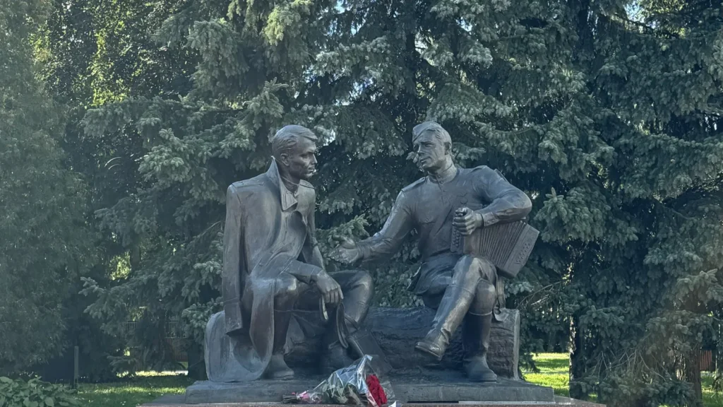 Памятник Александру Твардовскому и Василию Тёркину в Смоленске